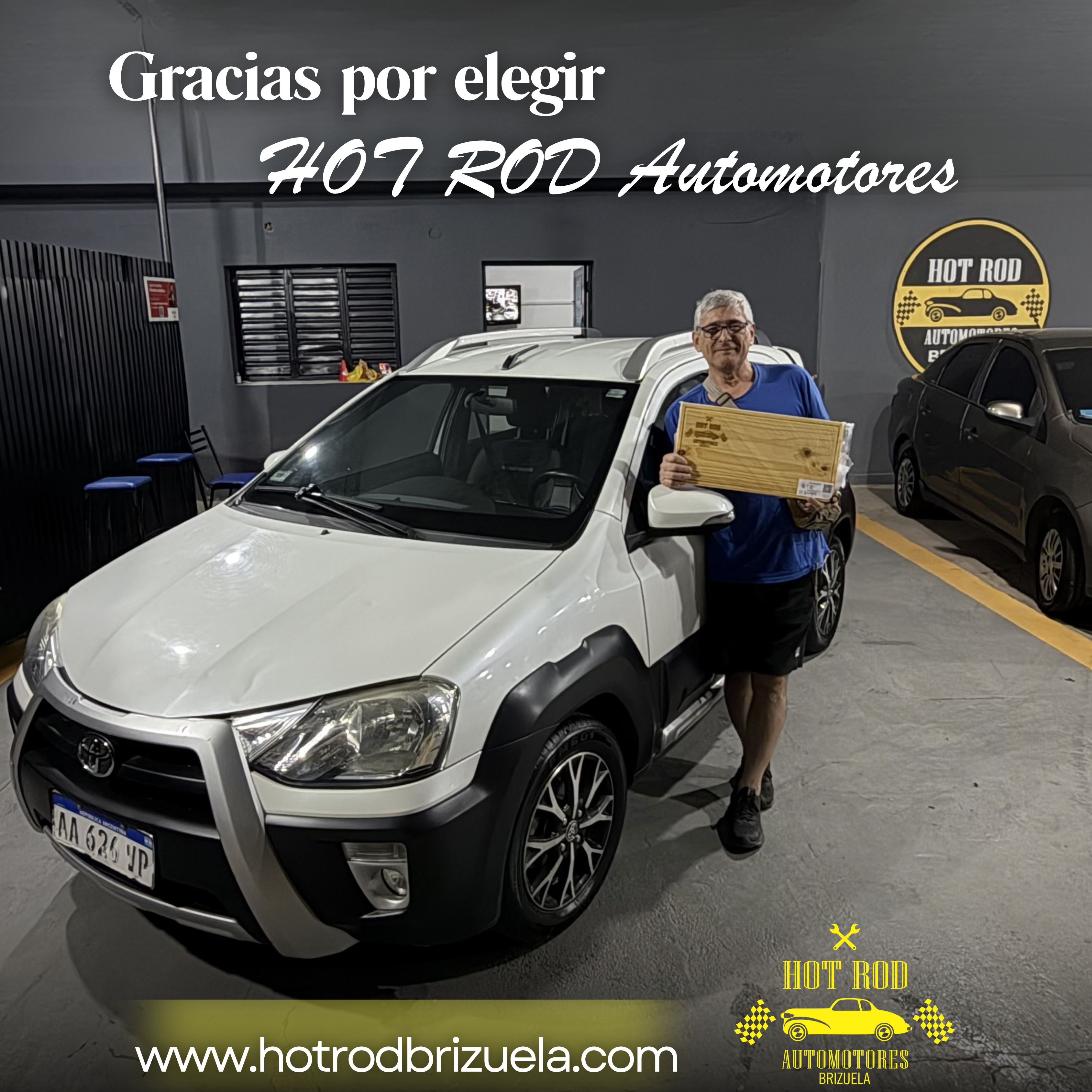 Cliente recibiendo su Toyota Etios Cross en Hot Rod Automotores
